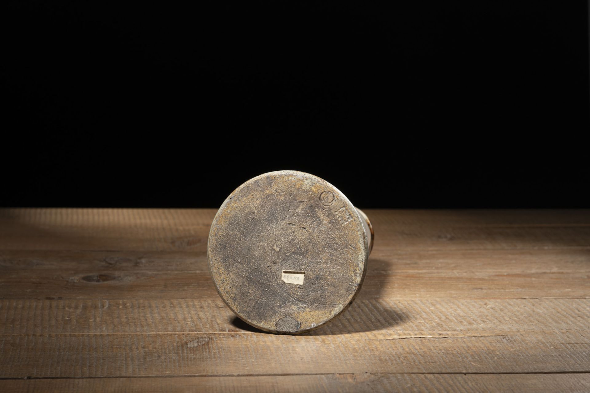 A TRUMPET-SHAPED STONEWARE VASE WITH PARTIAL GREENISH-BROWN SPLASH DECORATION ON BEIGE GROUND - Image 3 of 4