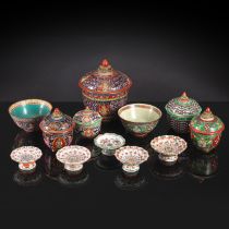 Gruppe von Bencharong-Porzellanen: Fünf Deckeldosen, zwei große Schalen und fünf kleine Fußschalen