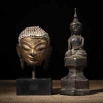 Kopf des Buddha und Bronze eines sitzenden Buddha aus Bronze