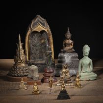 Konvolut zehn Bronzefiguren des Buddhas, eine vergoldete Bronze-Flammenspitze und ein Holz-Schreinn