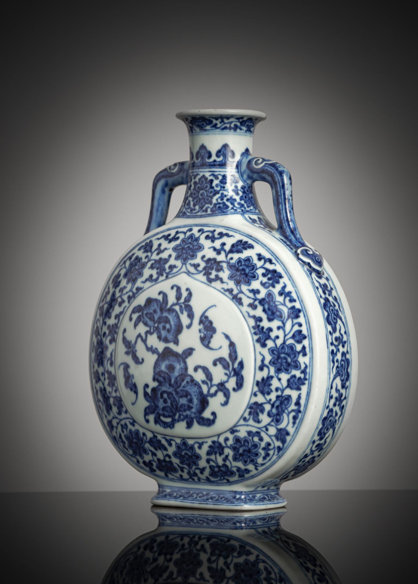 A BLUE AND WHITE MOONFLASK 'BIANHU' - Image 3 of 7
