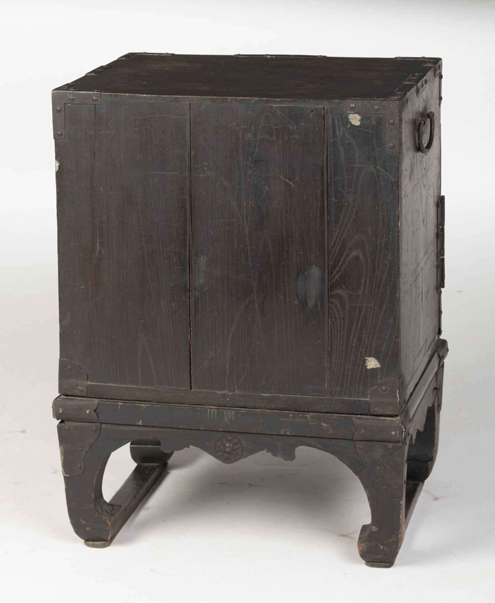 A WOODEN CHEST FOR USE ON A SHIP (FUNA DANSU) WITH IRON FITTINGS ON A STAND - Image 4 of 4
