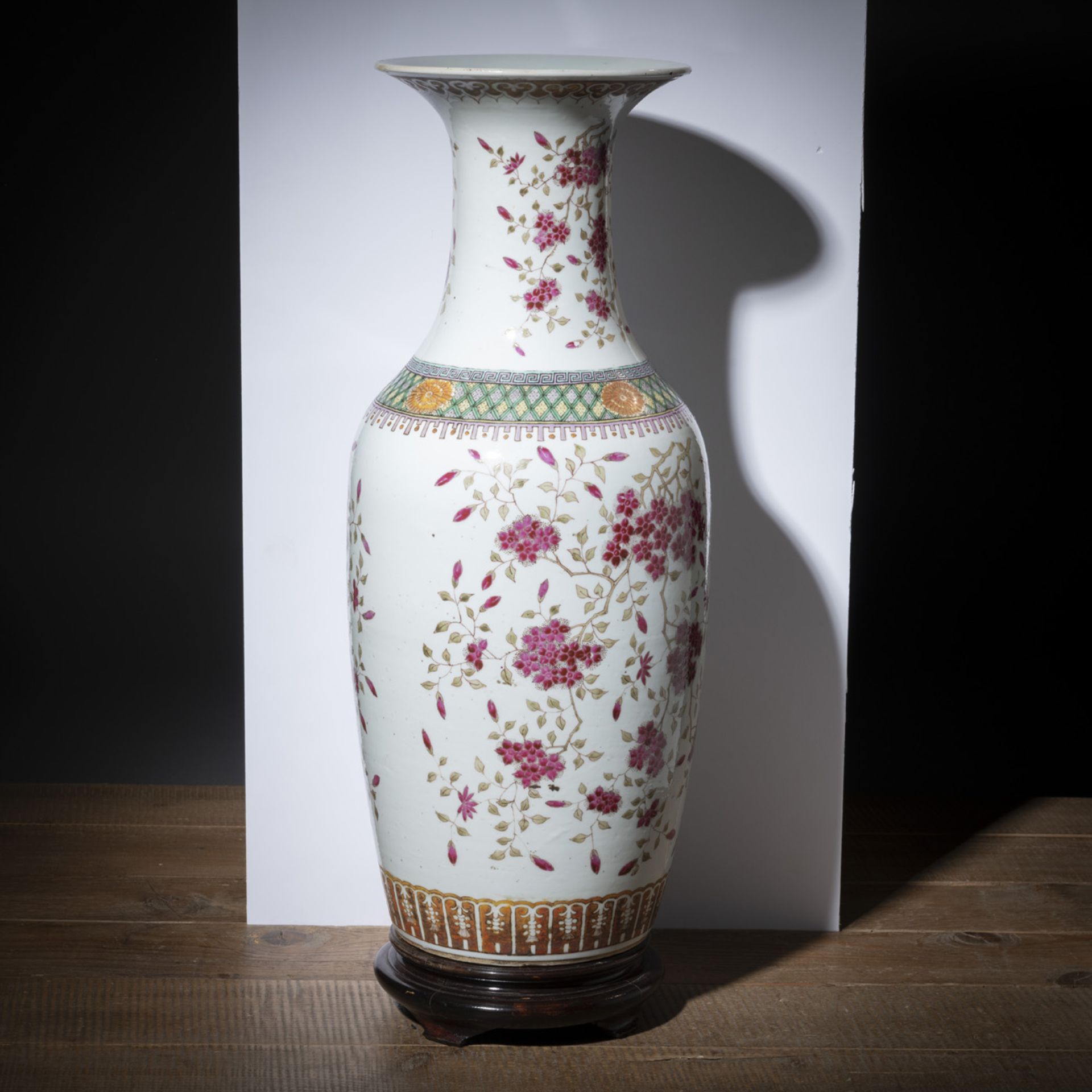 A LARGE FAMILLE ROSE VASE DEPICTING FLOWERING BRANCHES - Image 2 of 4