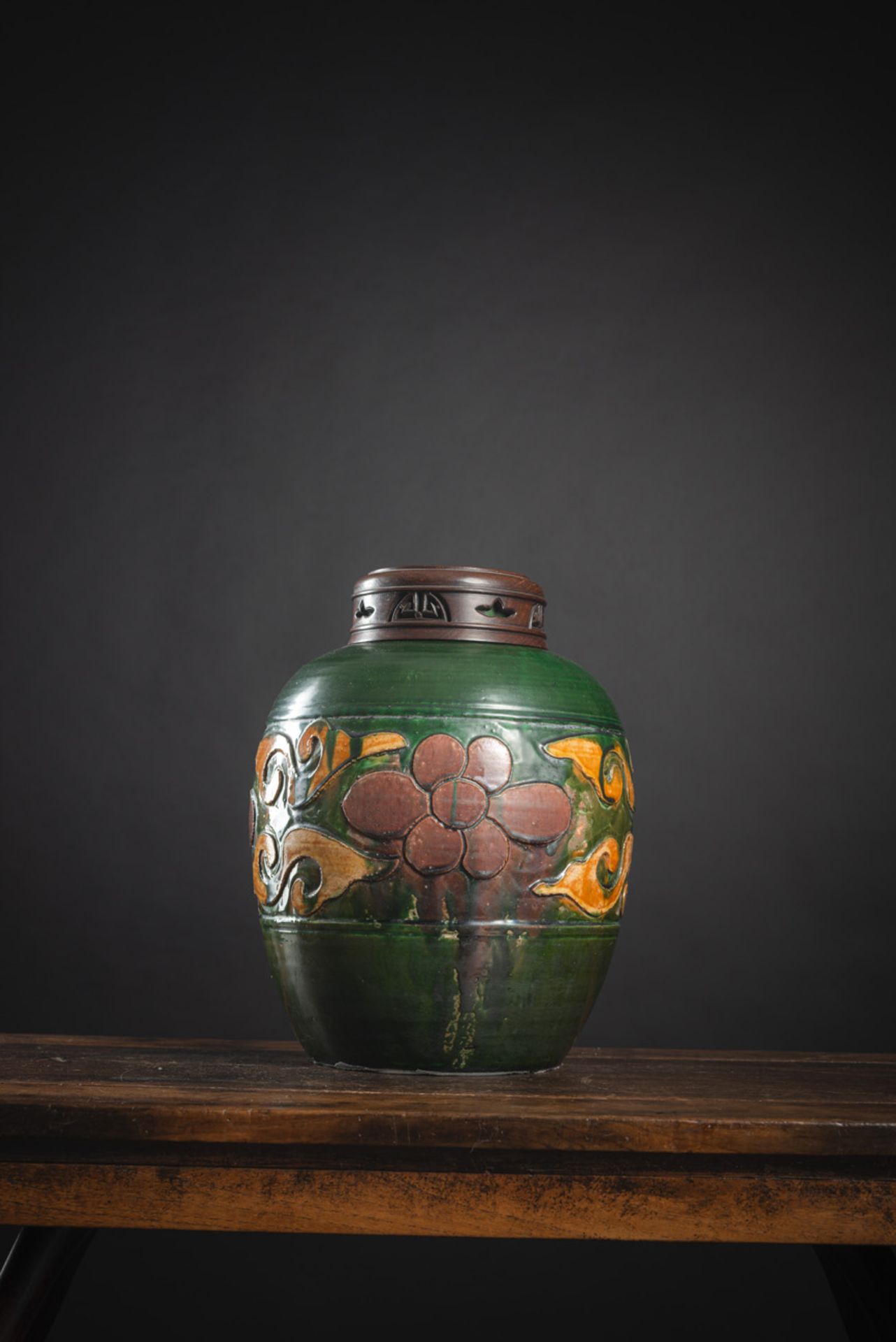 A GREEN-GROUND 'FAHUA'-STYLE FLORAL RELIEF VASE - Image 3 of 5