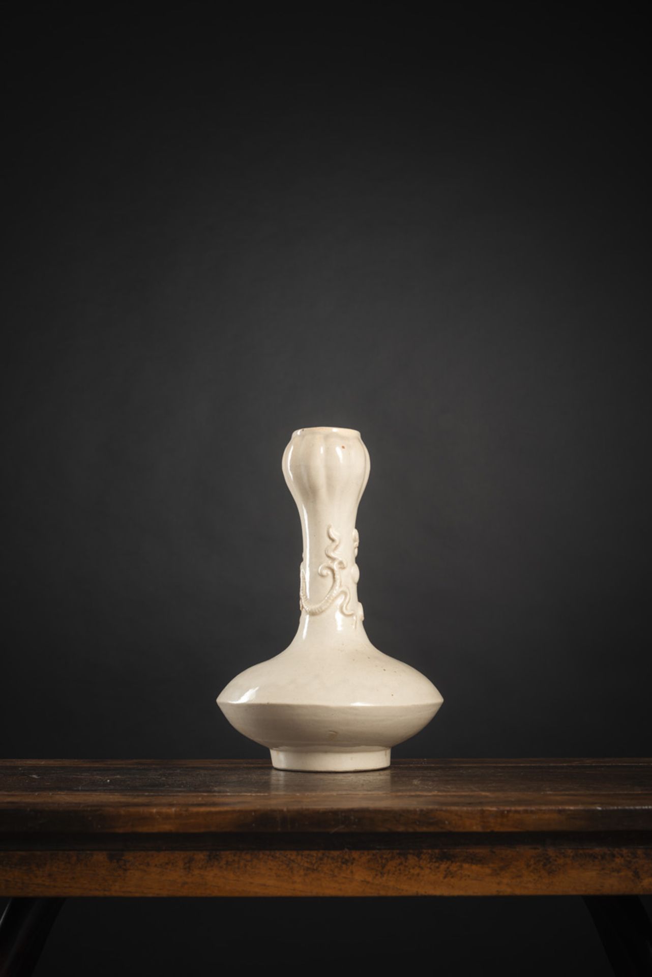 A CREME-GLAZED 'CHILONG' RELIEF BOTTLE VASE - Image 2 of 5