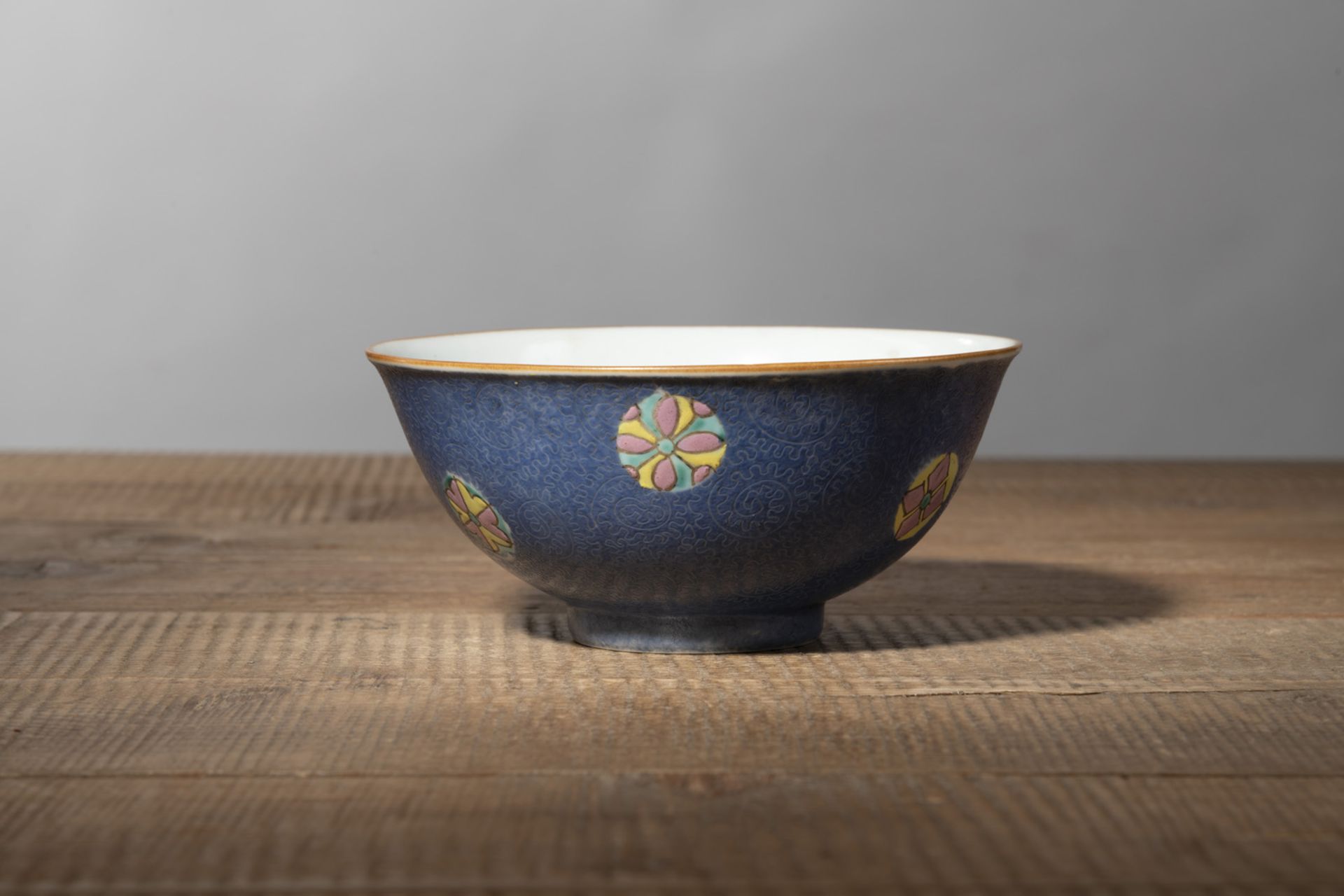 A BLUE-GROUND CARVED PORCELAIN BOWL - Image 2 of 4