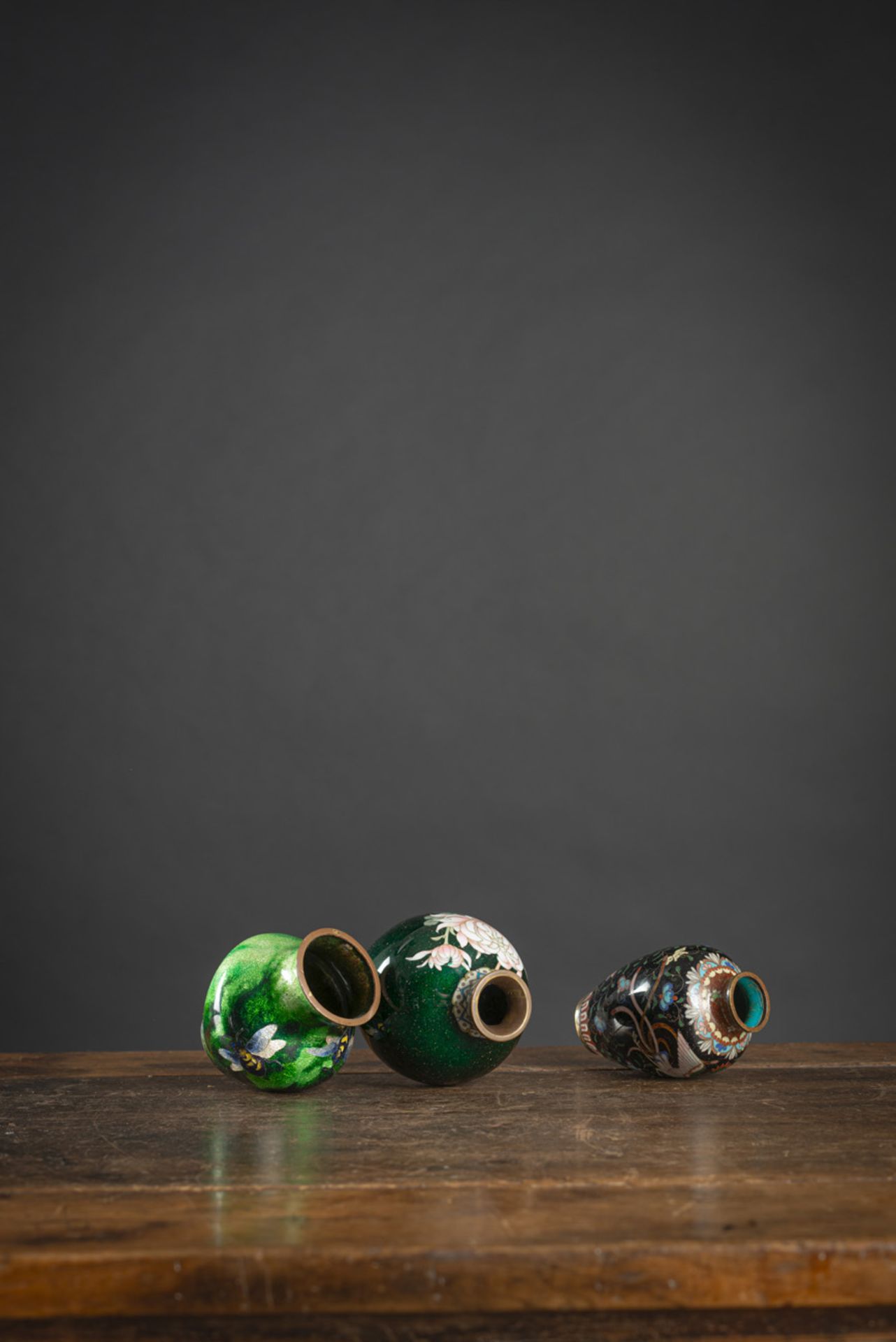 A GROUP OF THREE CLOISONNÉ ENAMEL VASES - Image 3 of 4