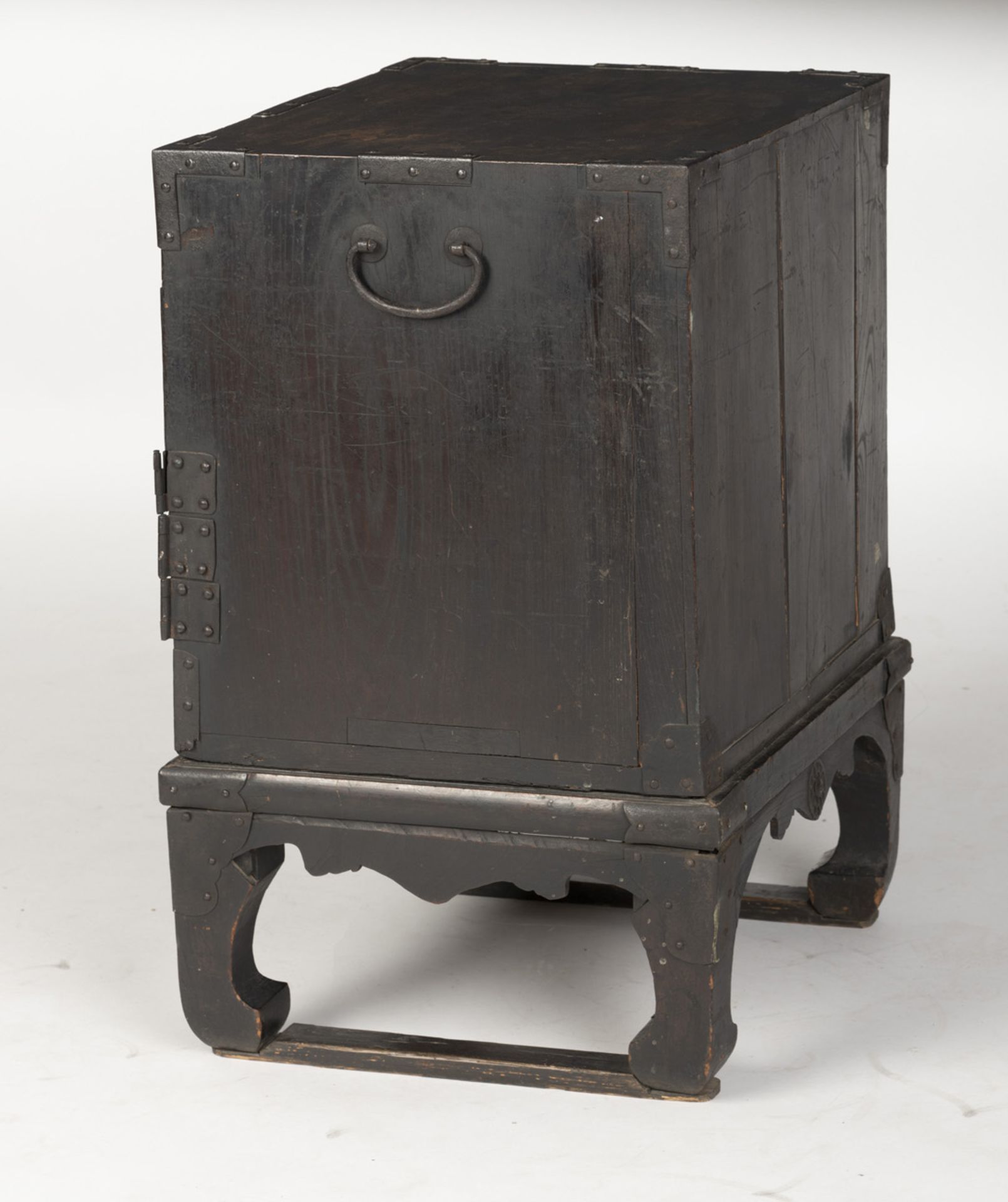 A WOODEN CHEST FOR USE ON A SHIP (FUNA DANSU) WITH IRON FITTINGS ON A STAND - Image 3 of 4