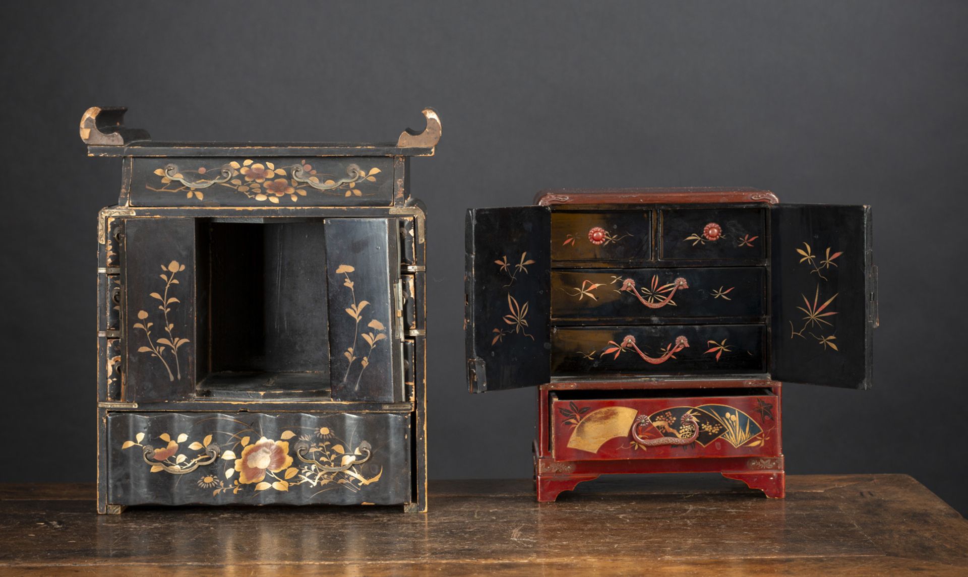 TWO SMALL BLACK AND RED LACQUERED CABINETS WITH DRAWERS AND FLORAL DECORATION, PARTLY PAINTED GOLD - Image 3 of 4