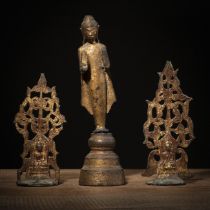 Bronze des stehenden Buddha und zwei vergoldete Altarornamente aus Bronze