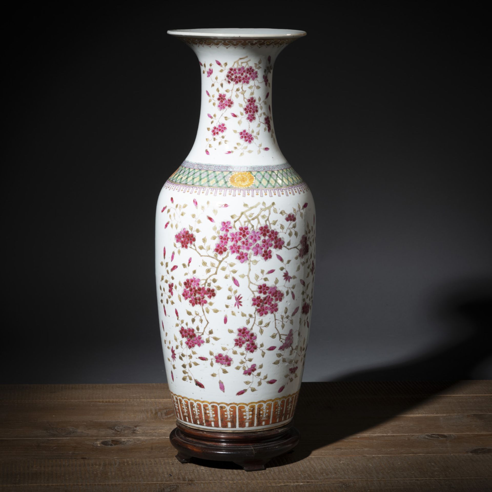 A LARGE FAMILLE ROSE VASE DEPICTING FLOWERING BRANCHES