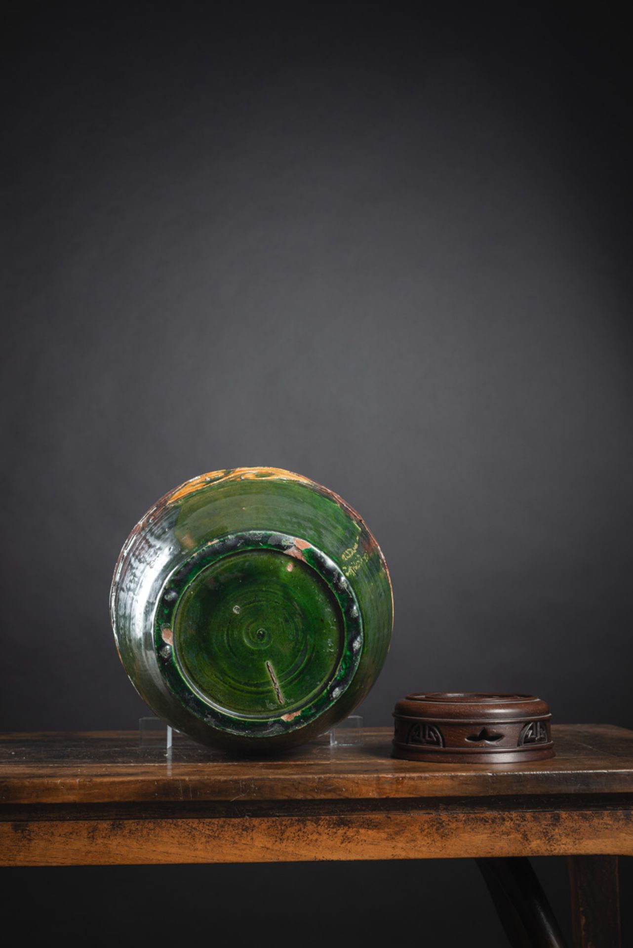 A GREEN-GROUND 'FAHUA'-STYLE FLORAL RELIEF VASE - Image 4 of 5