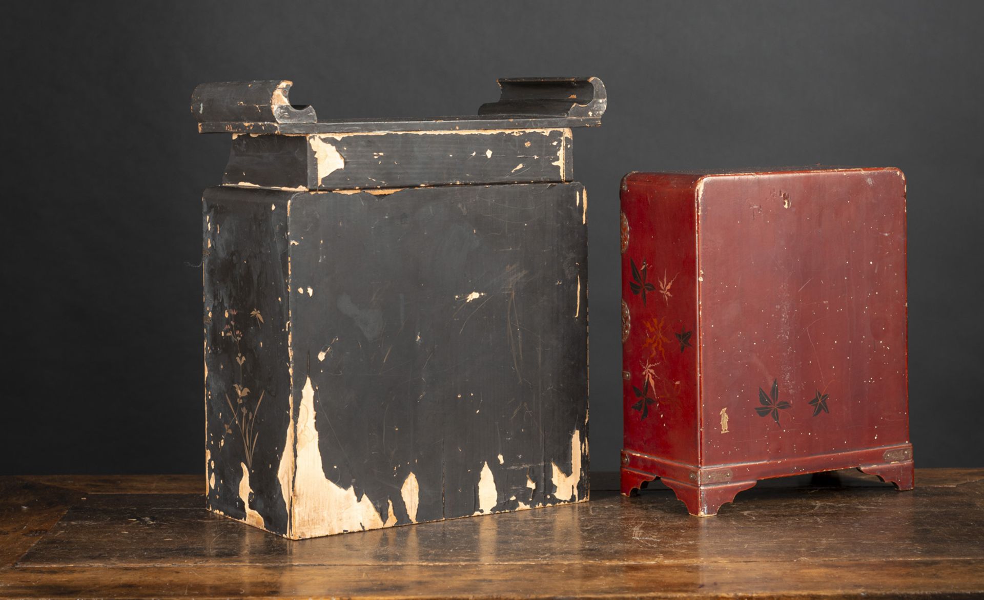 TWO SMALL BLACK AND RED LACQUERED CABINETS WITH DRAWERS AND FLORAL DECORATION, PARTLY PAINTED GOLD - Image 2 of 4