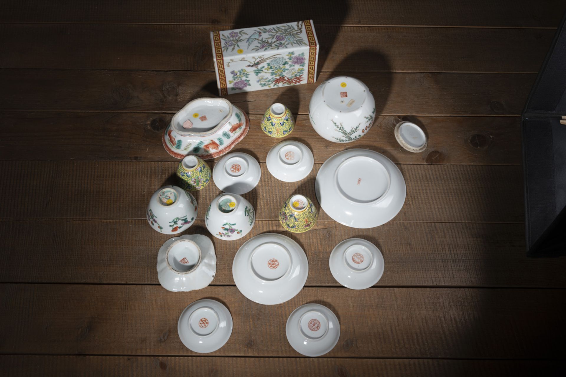 A GROUP OF 'FAMILLE ROSE' PORCELAIN CUPS, SAUCERS, BOWLS, A LIDDED VESSEL, AND A PILLOW - Image 3 of 3