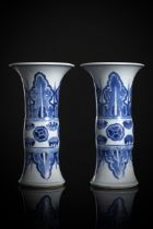 Paar 'gu'-förmige Vasen aus Porzellan mit unterglasurblauem Dekor von Blüten und Lanzett-Blättern