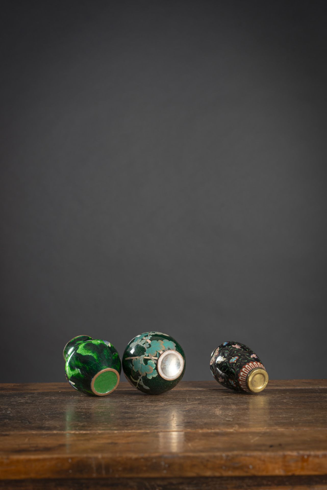 A GROUP OF THREE CLOISONNÉ ENAMEL VASES - Image 4 of 4