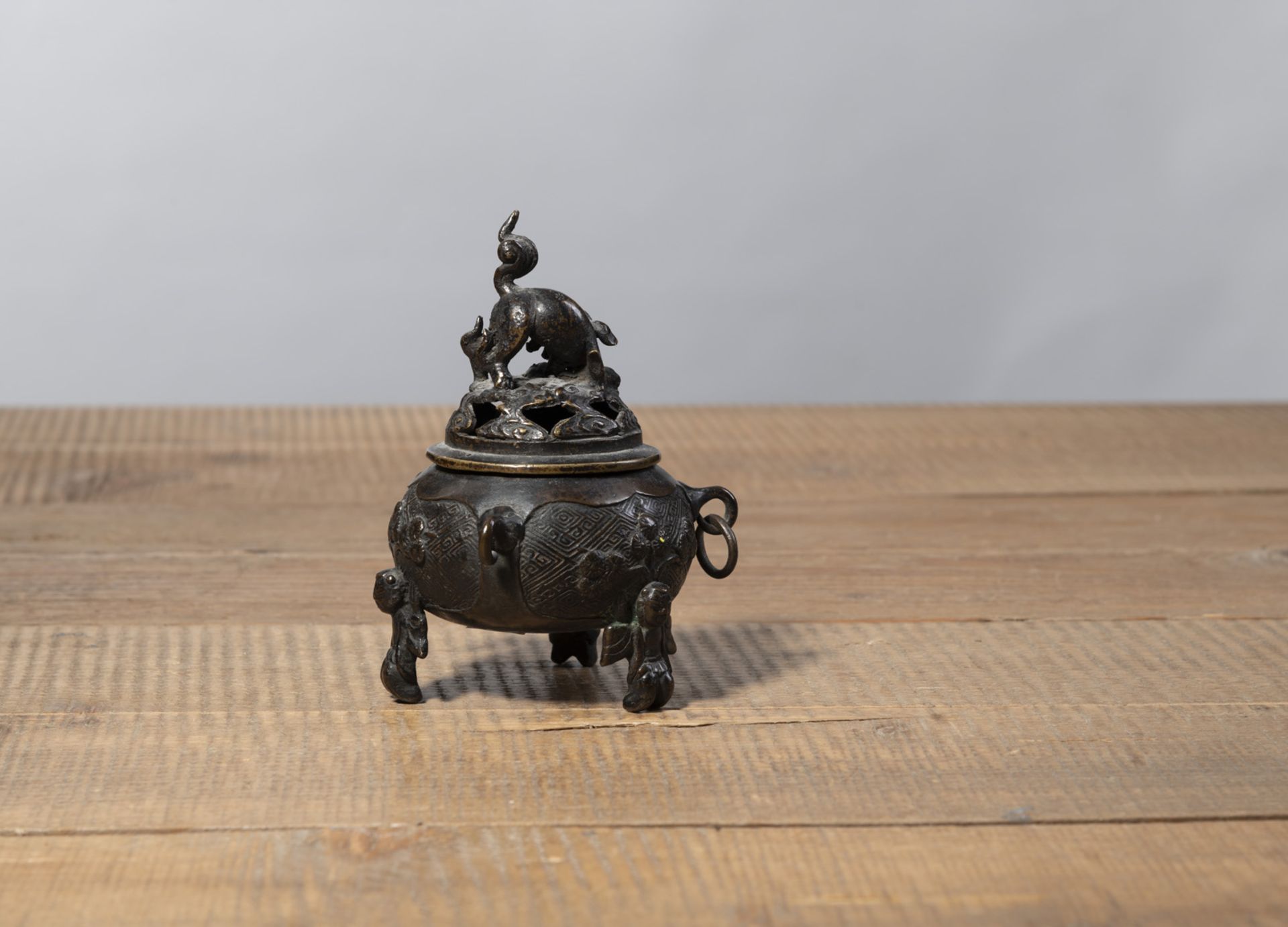 A BRONZE CANDLESTICK IN THE SHAPE OF A CRANE STANDING ON A TURTLE AND A SMALL BRONZE TRIPOD INCENSE - Image 4 of 8