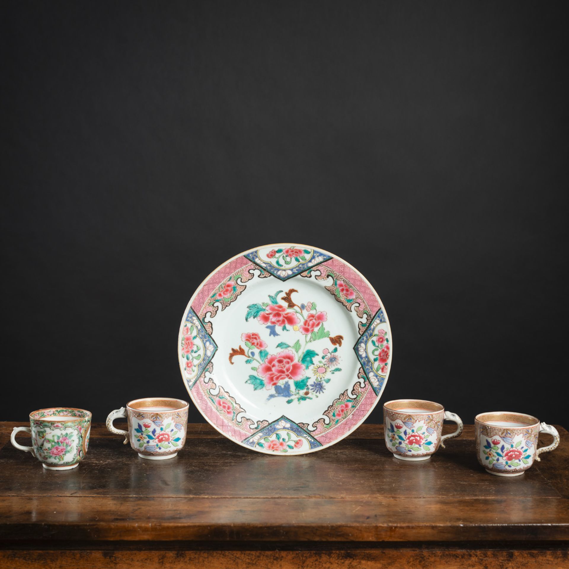 A FLORAL 'FAMILLE ROSE' PORCELAIN DISH AND FOUR CUPS