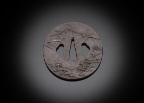 Tsuba aus Eisen mit reliefiertem, figuralen Dekor in Landschaftsszenen