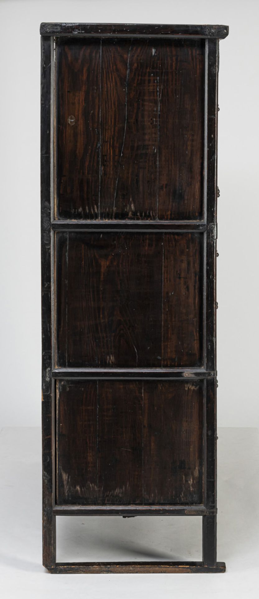 A KEYAKI WOOD CABINET WITH THREE SHELVES BEHIND HINGED DOORS - Image 4 of 7