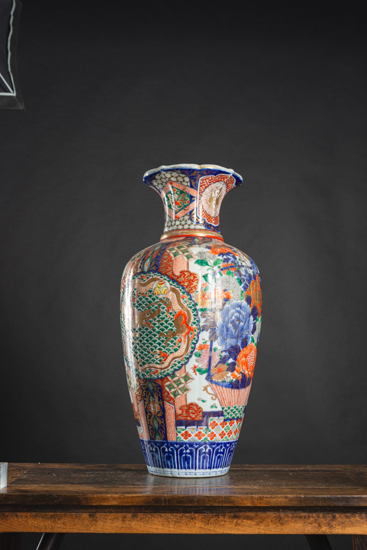 LARGE PORCELAIN IMARI VASE WITH A FLOWER BASKET AND DRAGONS IN A MEDALLION - Image 3 of 5