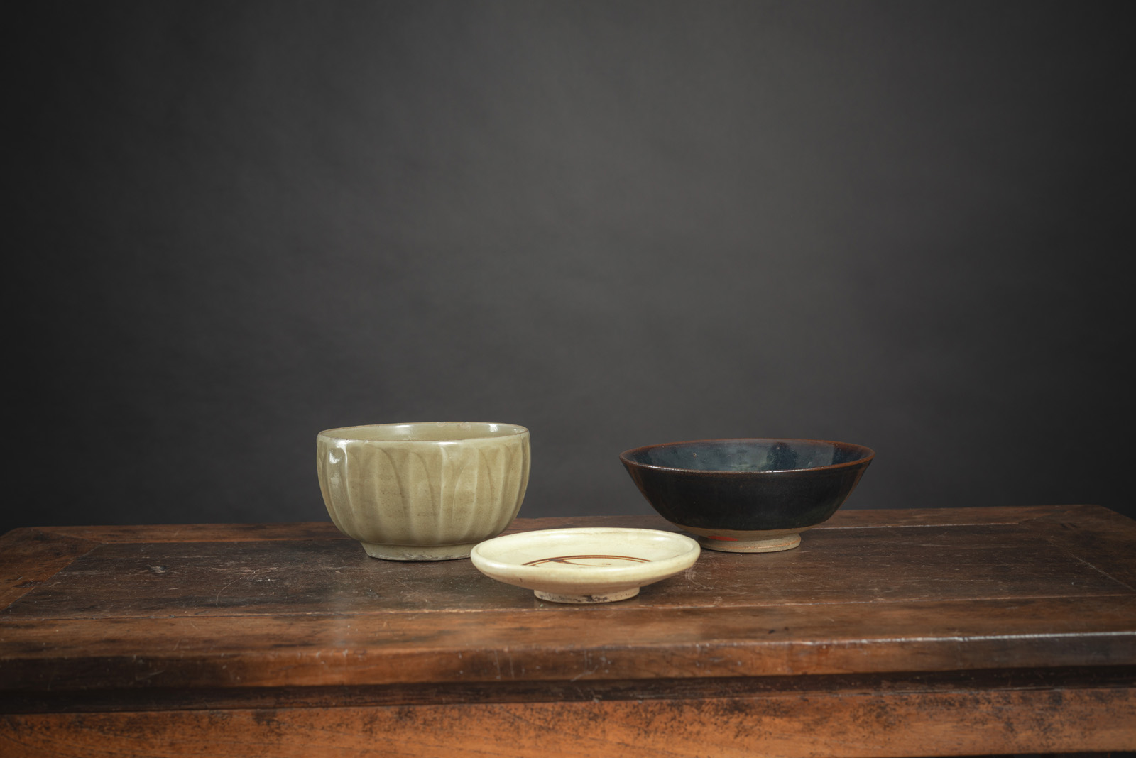 A LONGQUAN DEEP BOWL, A HENAN BOWL AND A CIZHOU DISH WITH FLOWER DECORATION - Image 3 of 3