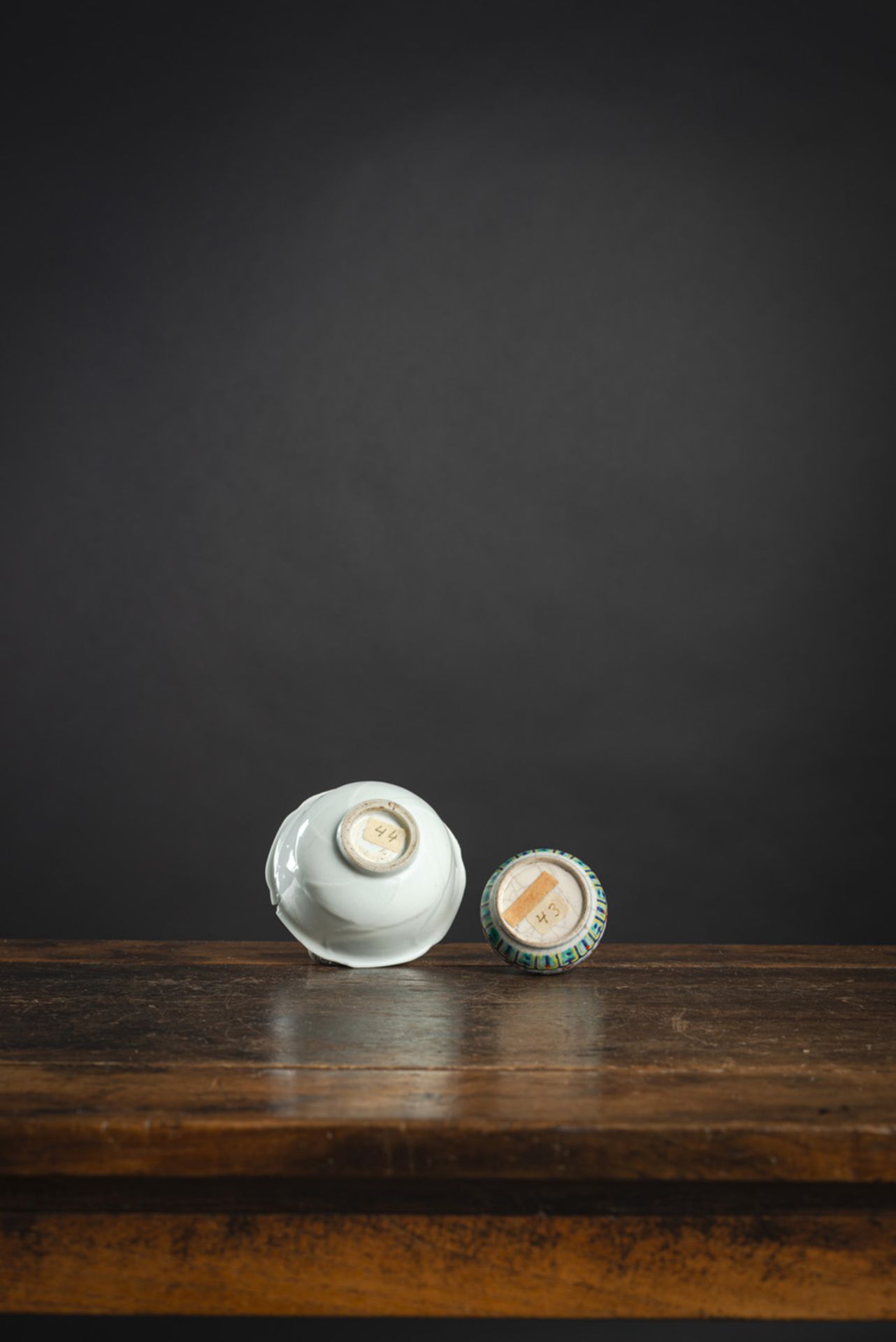 A SMALL FLORIFOM WHITE-GLAZED BOWL AND A 'DOUCAI' PORCELAIN BRUSH WASHER - Image 3 of 3