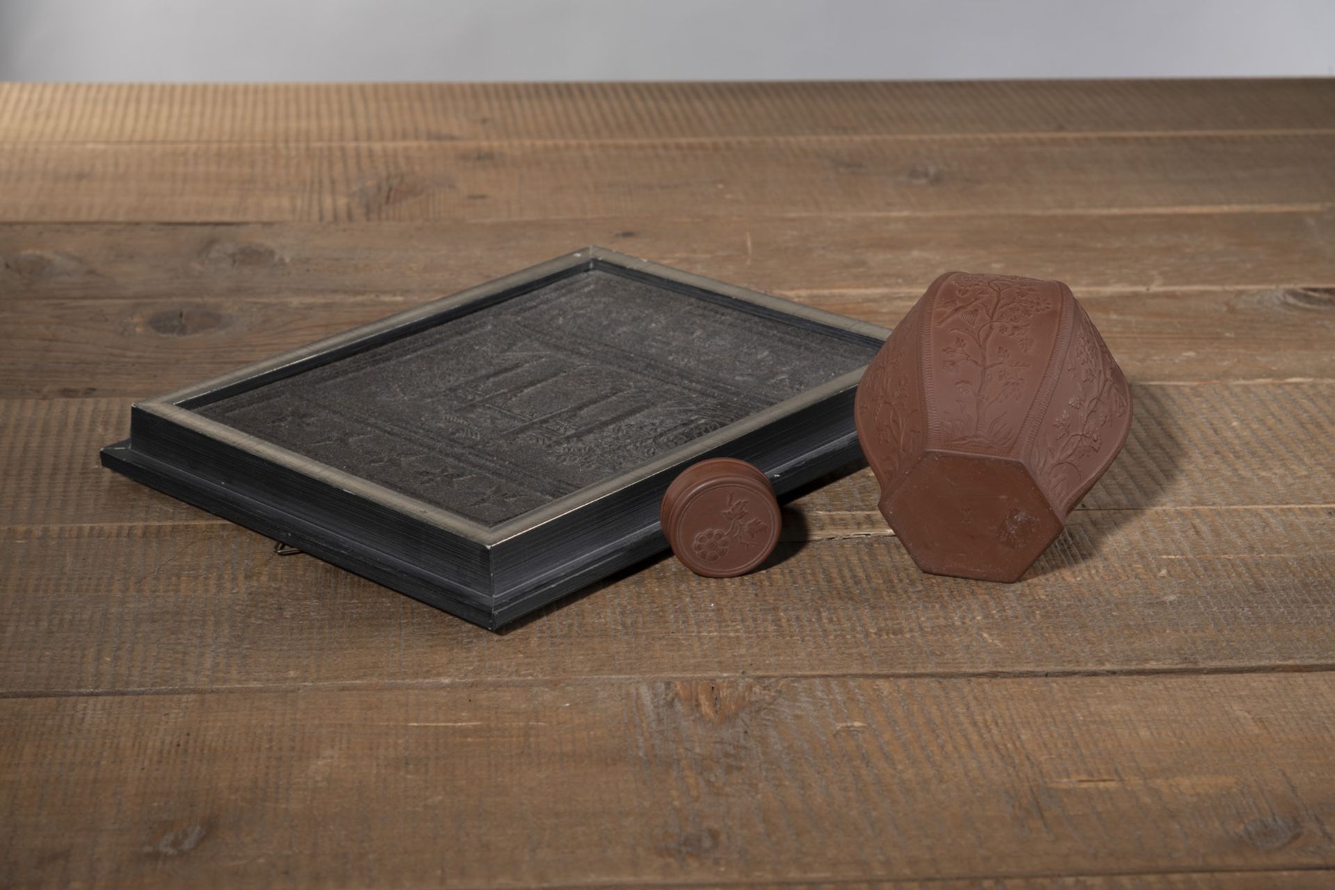 A TEA BRICK AND A HEXAGONAL BÖTTGER STONEWARE TEA CADDY WITH FLOWER RELIEFS - Image 3 of 3