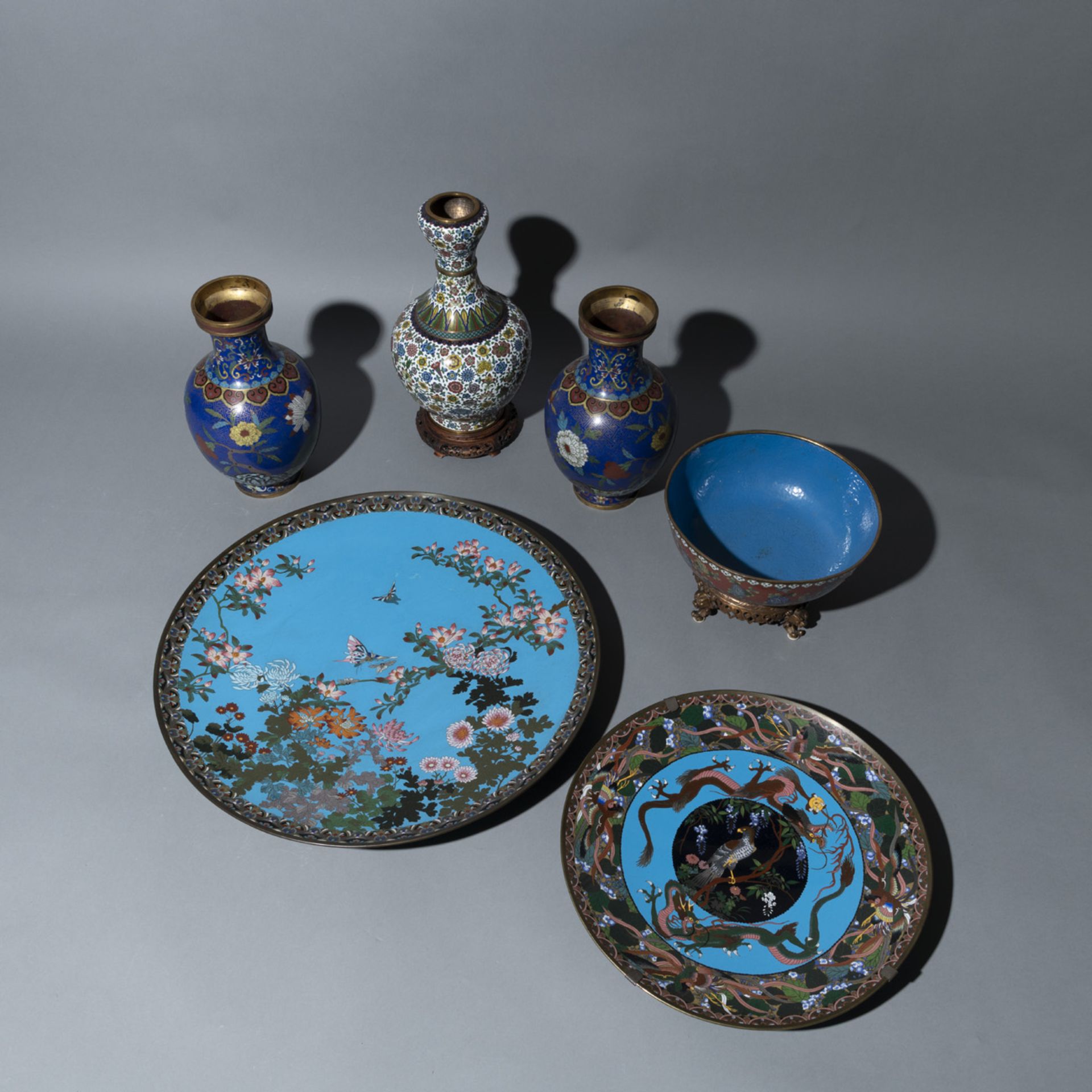 LOT OF CLOISONNÉ OBJECTS WITH DRAGON AND FLOWERS DECORATION: TWO LARGE PLATES, A PAIR OF VASES, A L - Image 2 of 3