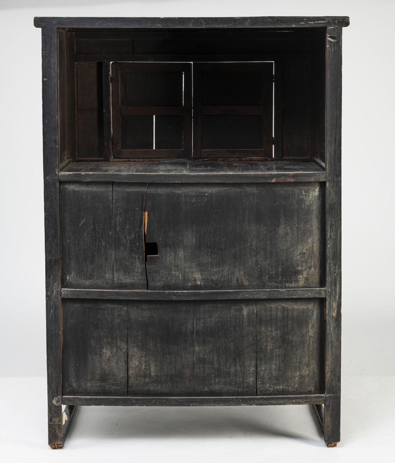 A KEYAKI WOOD CABINET WITH THREE SHELVES BEHIND HINGED DOORS - Image 5 of 7