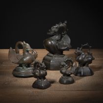 Fünf Opiumgewichte in Form von mytischen Tieren, u.a. Hintha, Hantha, Toe, jeweils mit einem halbkr