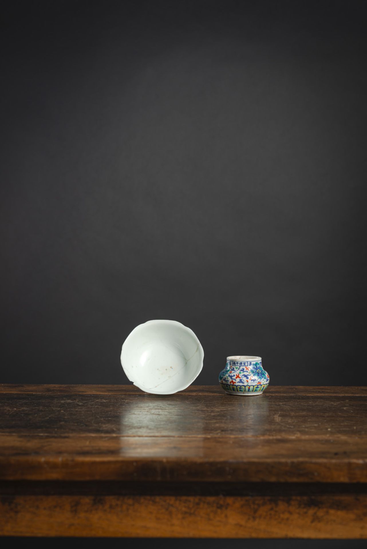 A SMALL FLORIFOM WHITE-GLAZED BOWL AND A 'DOUCAI' PORCELAIN BRUSH WASHER - Image 2 of 3