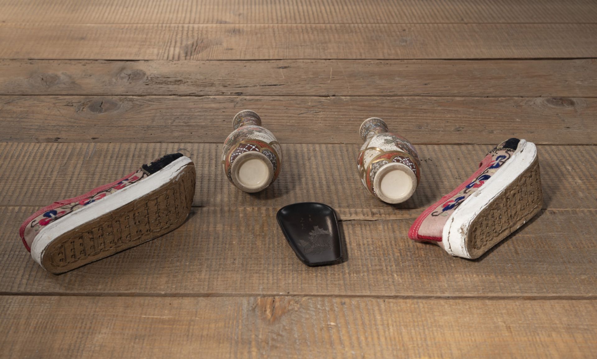 A PAIR OF SMALL SATSUMA VASES, A CARVED WOOD SHOVEL FOR INCENSE AND A PAIR OF OF EMBROIDERED SHOES - Image 3 of 3