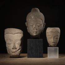 Drei Köpfe des Buddha aus Sandstein