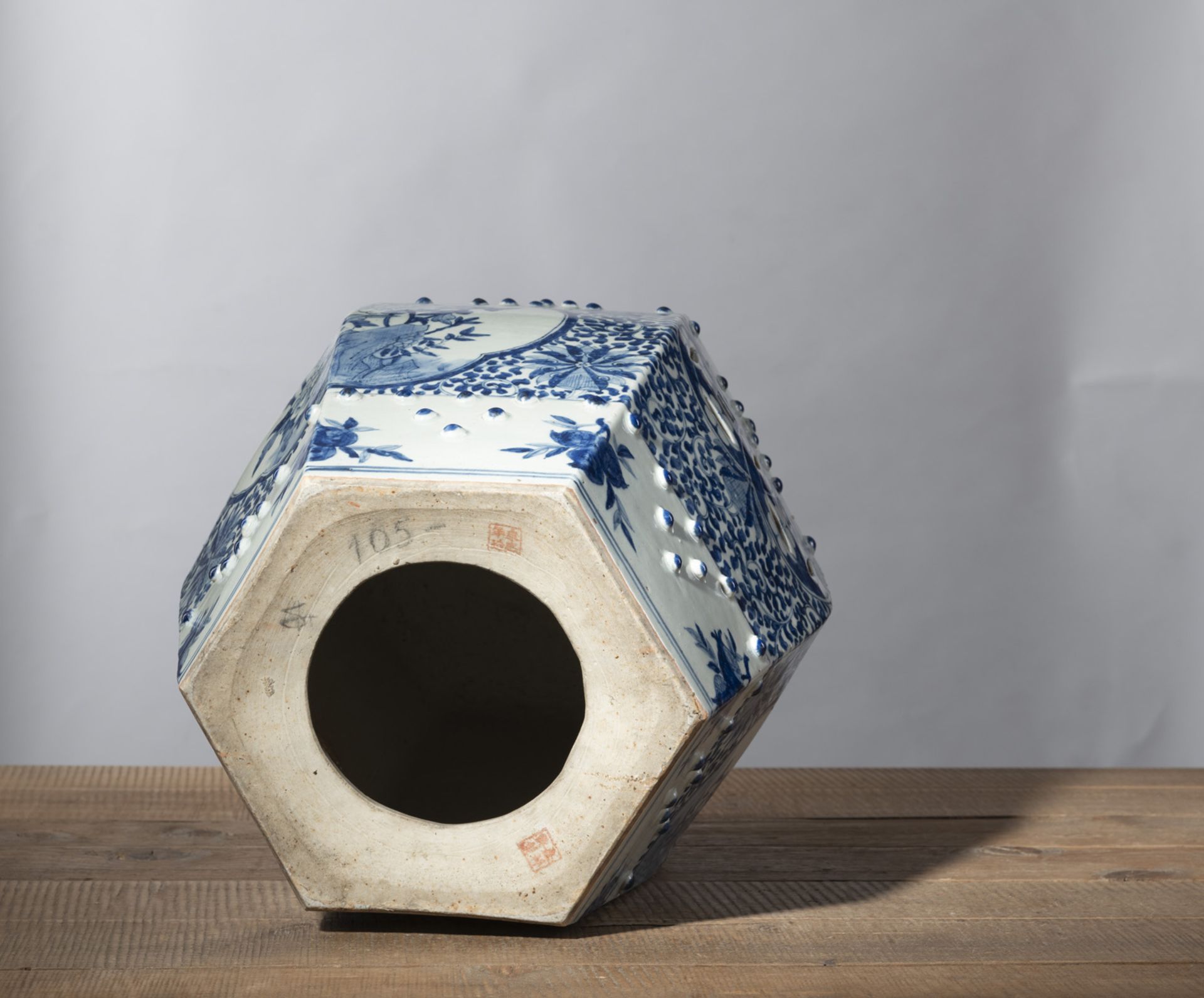 A HEXAGONAL BLUE AND WHITE PORCELAIN GARDEN STOOL WITH CASH COINS, FLOWERS AND LUCKY SYMBOLS DECORA - Image 4 of 4