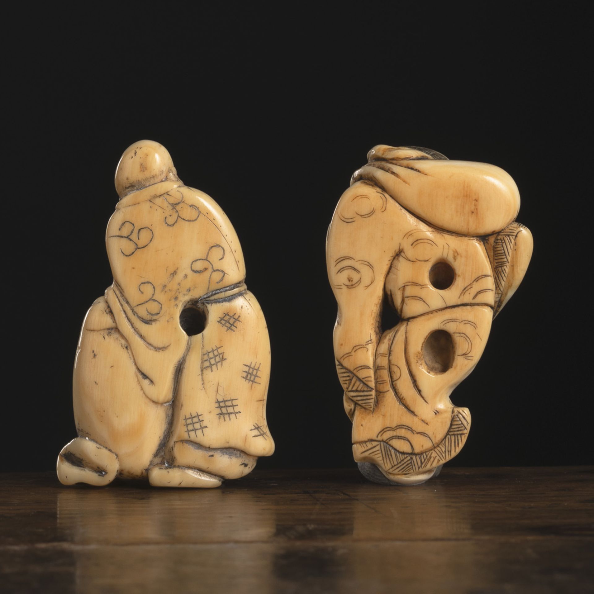 TWO IVORY NETSUKE: SENNIN OR HOTEI WITH A BAG ON HIS SHOULDER AND STANDING CHINESE WITH A LARGE BAG - Image 2 of 5