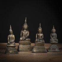 Vier sitzende Bronzefiguren des Buddhas