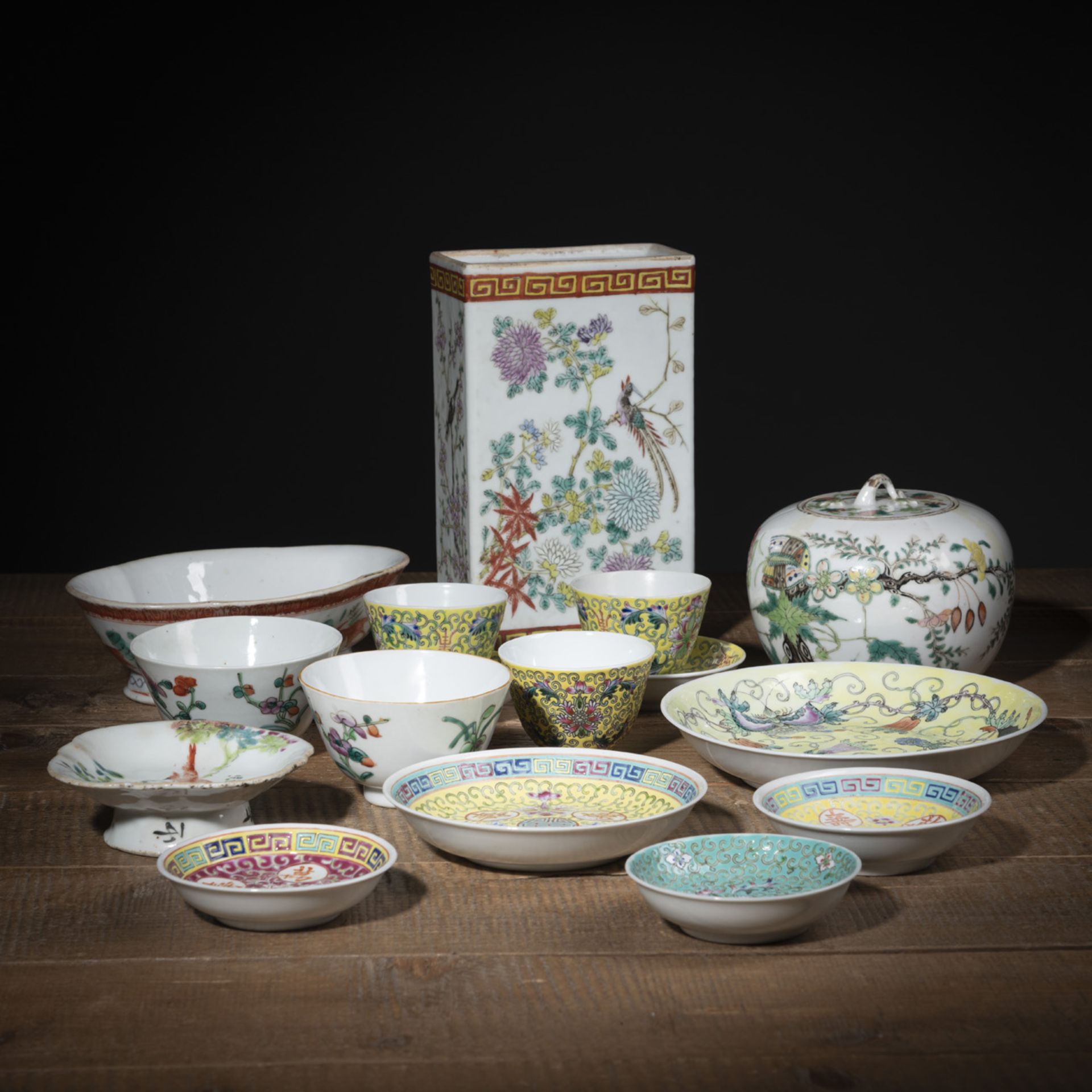 A GROUP OF 'FAMILLE ROSE' PORCELAIN CUPS, SAUCERS, BOWLS, A LIDDED VESSEL, AND A PILLOW