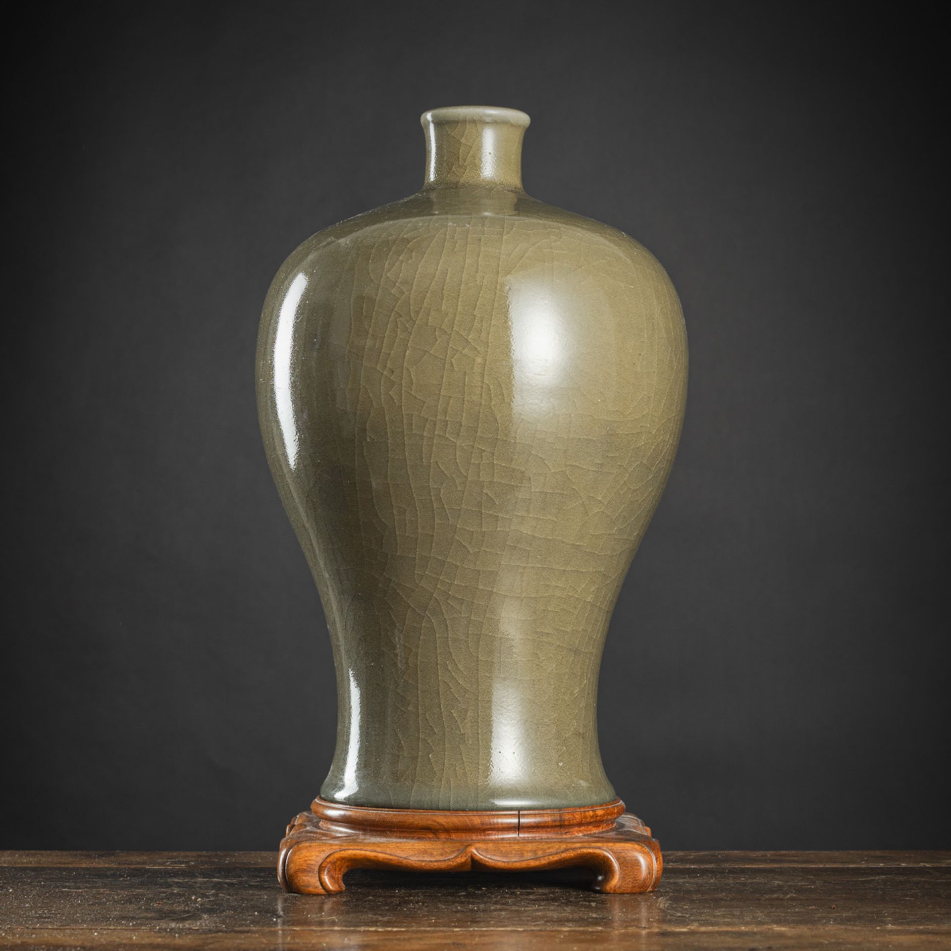 A GREEN-CRACKLE-GLAZED VASE 'MEIPING'
