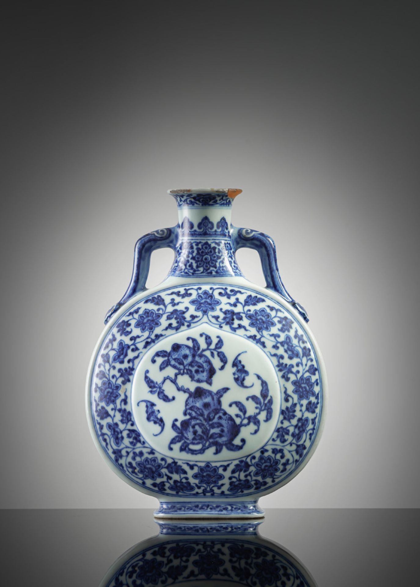 A BLUE AND WHITE MOONFLASK 'BIANHU' - Image 2 of 7