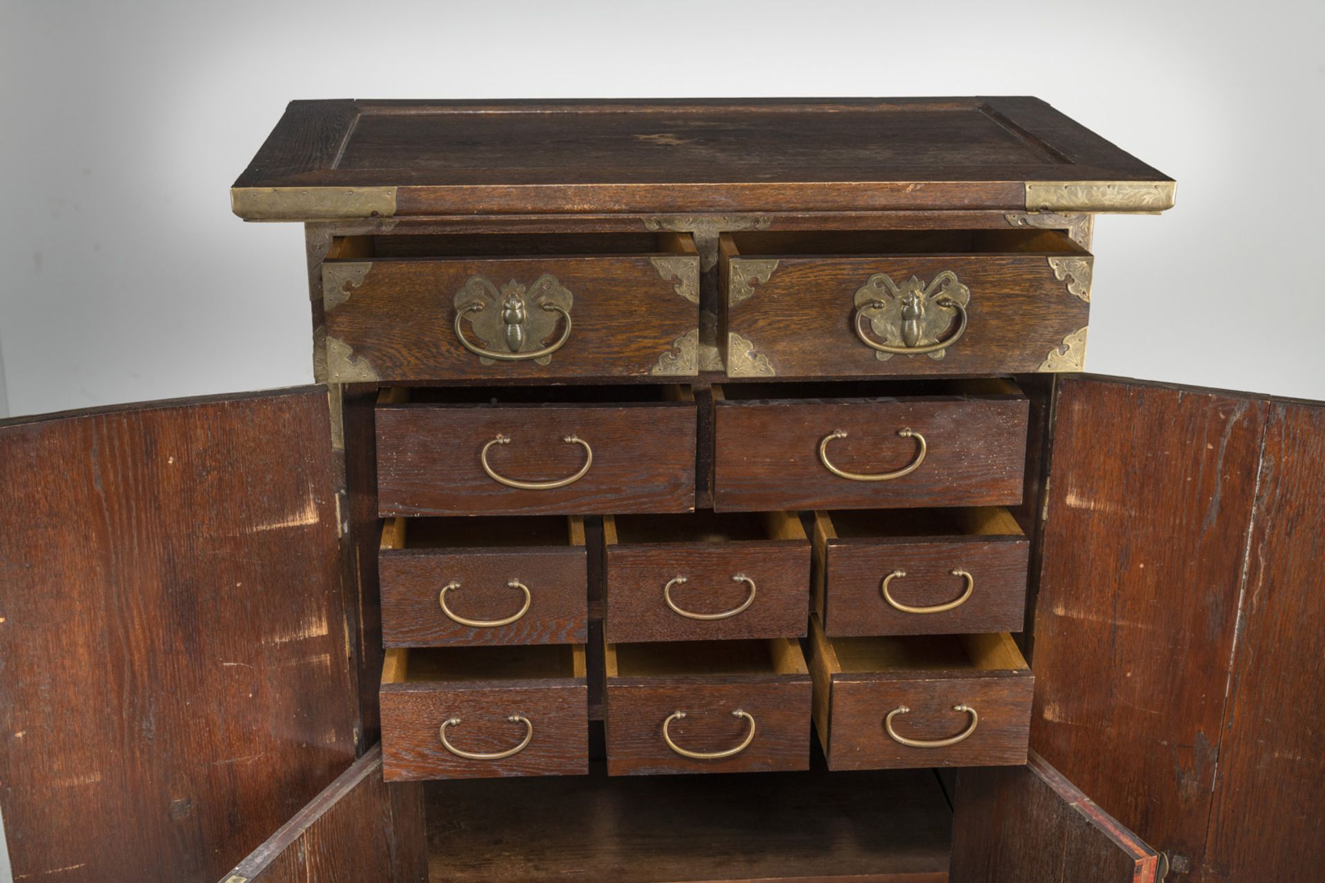 A TWO-DOOR BRASS FITTED WOOD CABINET - Image 5 of 8