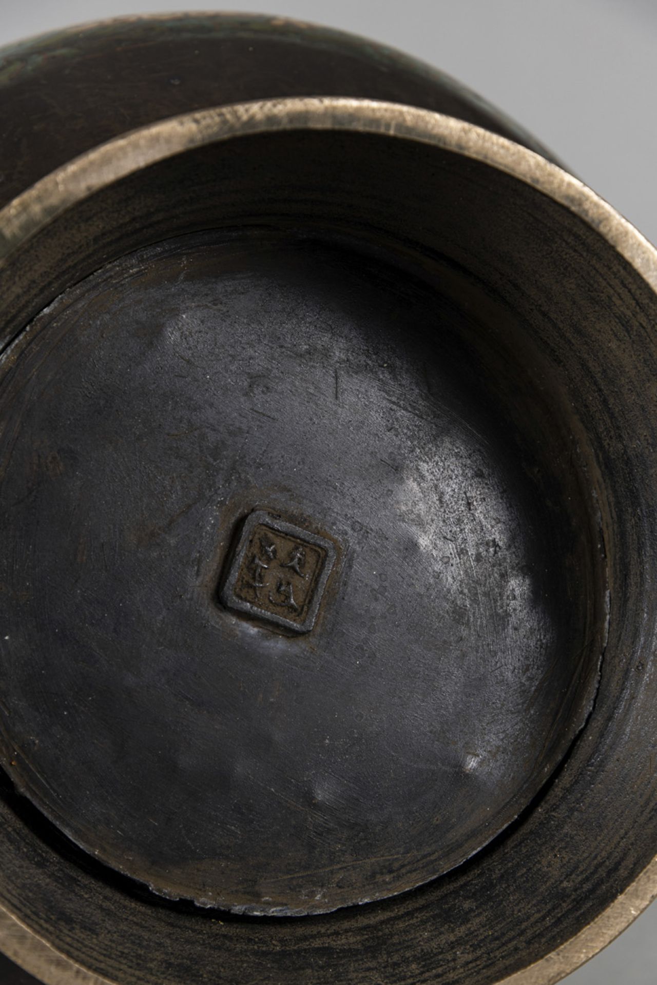 A BRONZE CHAMPLEVÉ LOTUS VASE - Image 5 of 5