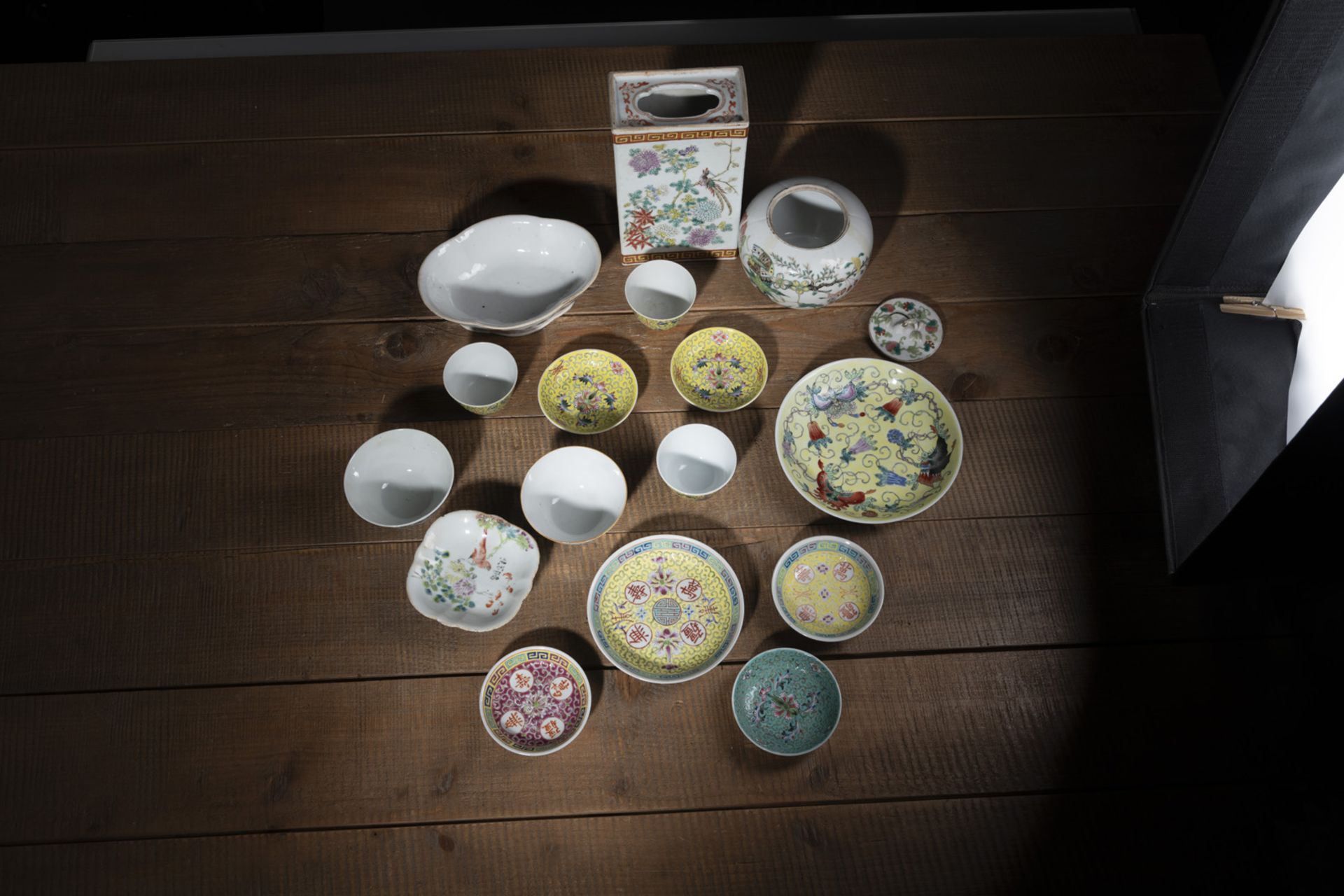 A GROUP OF 'FAMILLE ROSE' PORCELAIN CUPS, SAUCERS, BOWLS, A LIDDED VESSEL, AND A PILLOW - Image 2 of 3