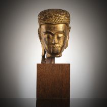 Gold- und schwarz-lackierter Steinkopf des Buddha Shakyamuni