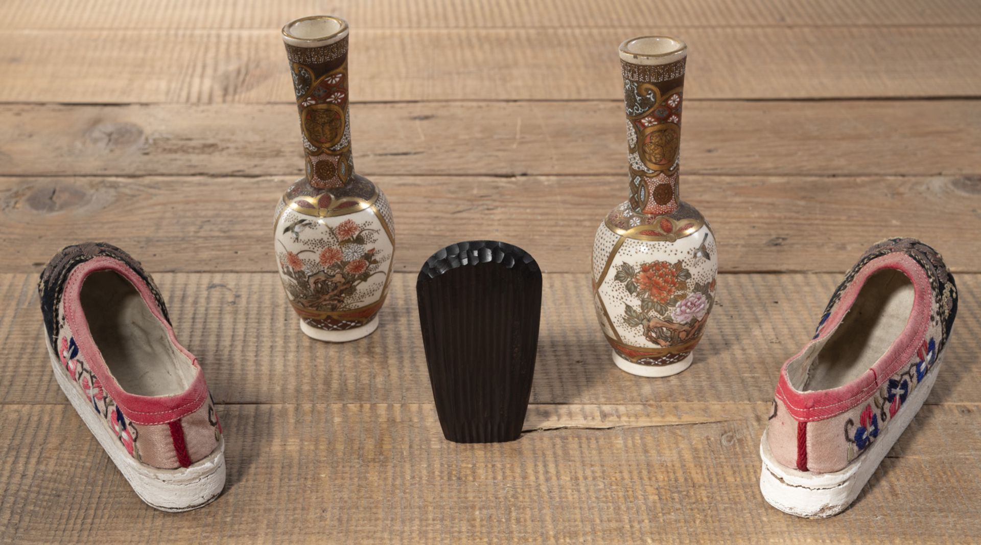 A PAIR OF SMALL SATSUMA VASES, A CARVED WOOD SHOVEL FOR INCENSE AND A PAIR OF OF EMBROIDERED SHOES - Image 2 of 3