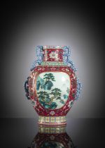 Exzellente Yangcai-Vase mit rubinrotem Fond und Lotusblüten, Vorder- und rückseitig mit Landschafts
