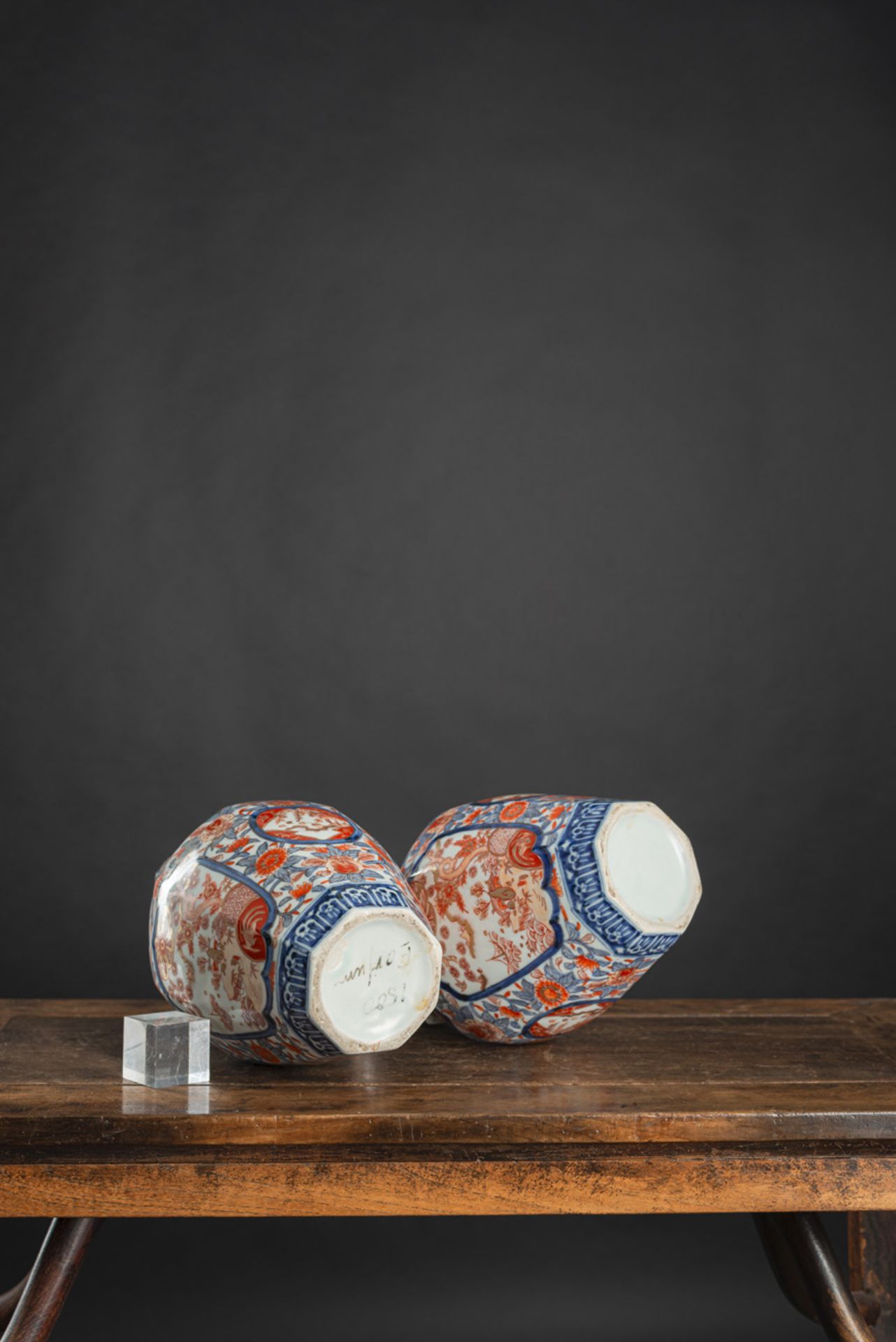 A PAIR OF OCTAGONAL IMARI PORCELAIN VASES - Image 4 of 4