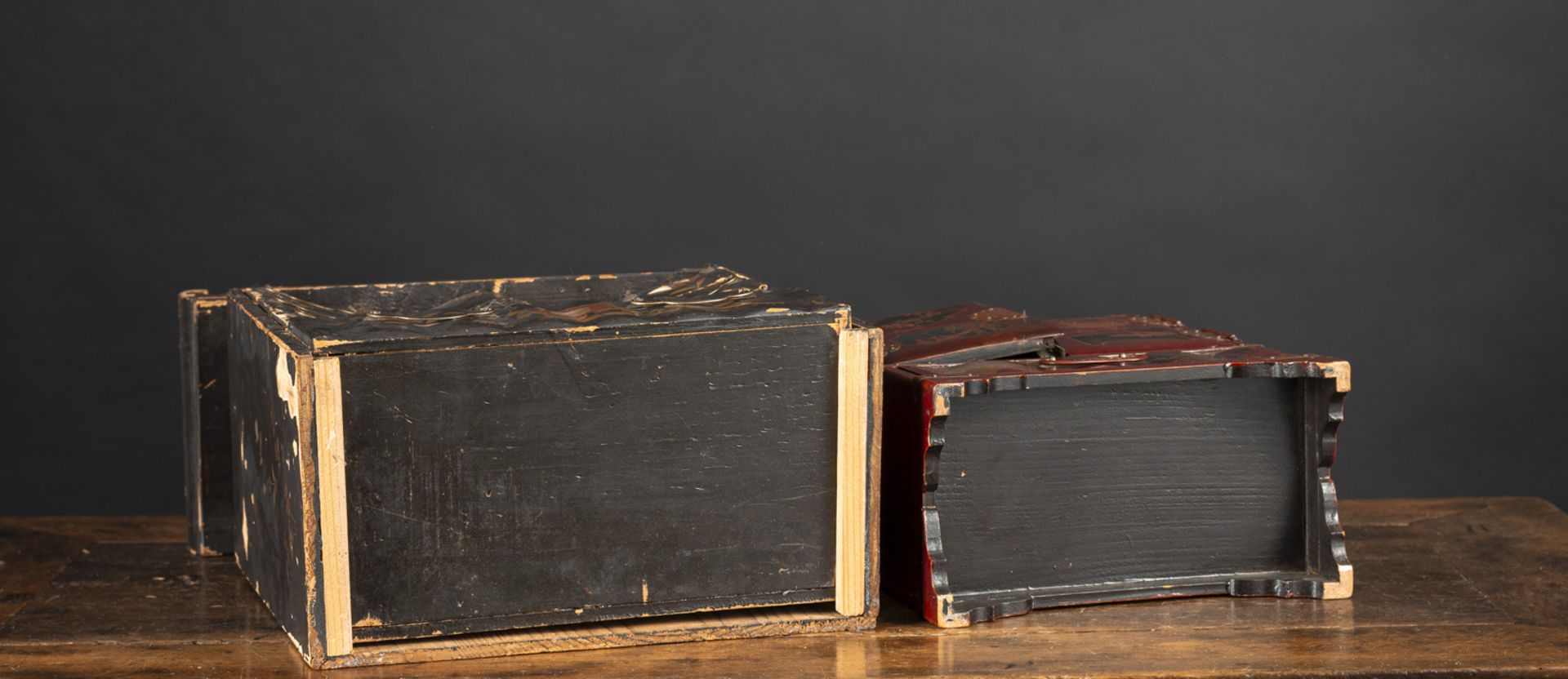 TWO SMALL BLACK AND RED LACQUERED CABINETS WITH DRAWERS AND FLORAL DECORATION, PARTLY PAINTED GOLD - Image 4 of 4