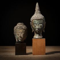 Zwei Köpfe des Buddha aus Bronze