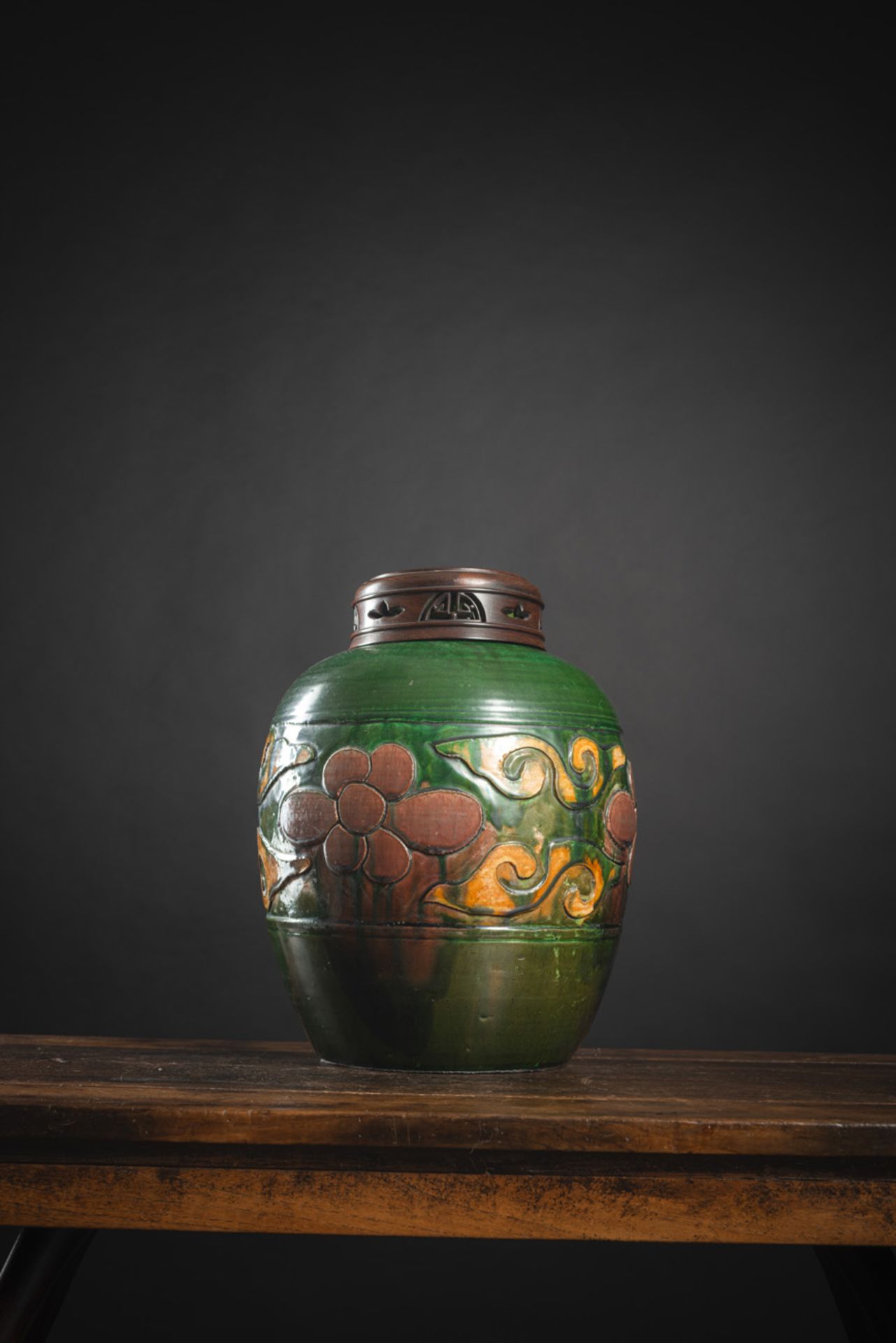 A GREEN-GROUND 'FAHUA'-STYLE FLORAL RELIEF VASE - Image 2 of 5